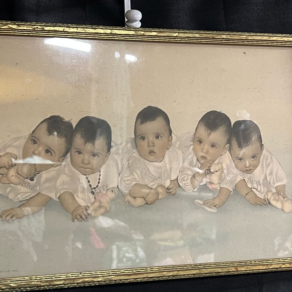 Vintage Framed Photo 1933 Dionne Quintuplets. - Picture 2 of 6